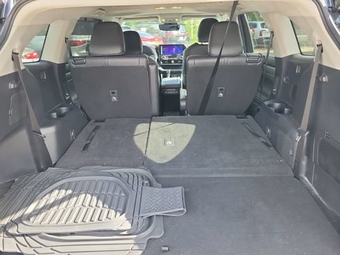 Used 2024 Toyota Highlander XLE FWD image 10