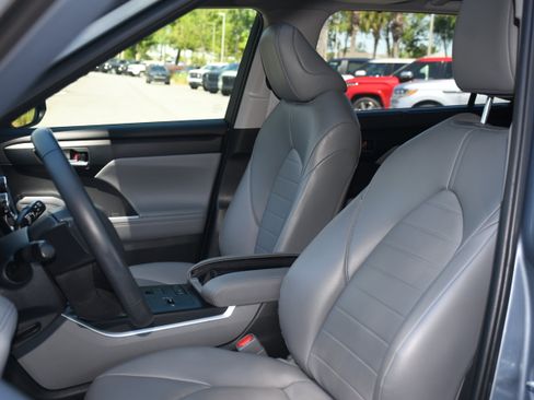 Used 2022 Toyota Highlander XLE image 12