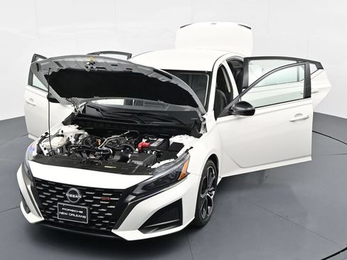 Used 2025 Nissan Altima 2.5 SR FWD image 13