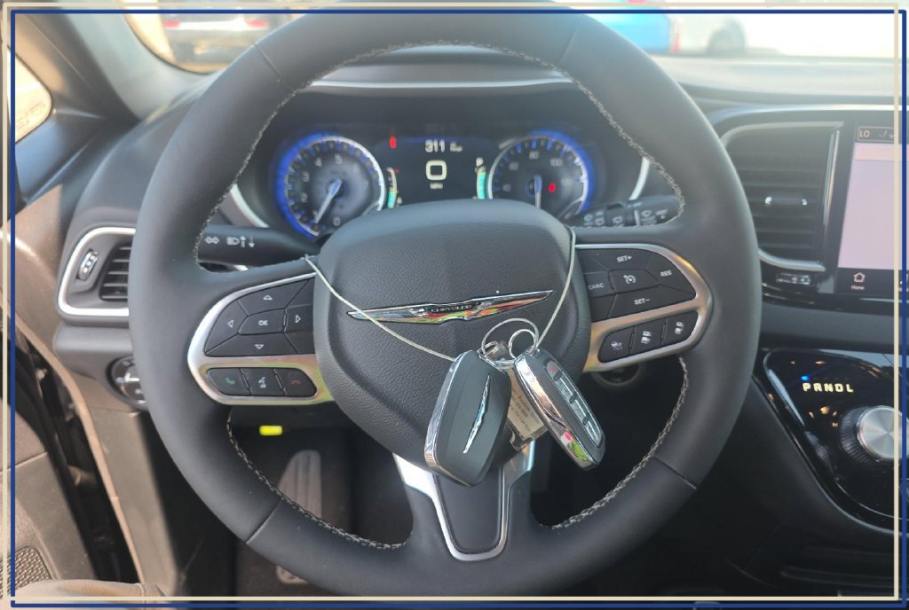 Used 2026 Chrysler Pacifica Select FWD image 3