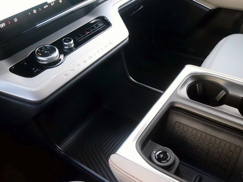 New 2025 Ford Expedition Active image 26