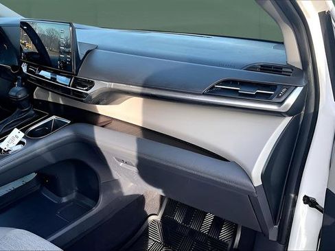 Used 2024 Toyota Sienna LE image 23