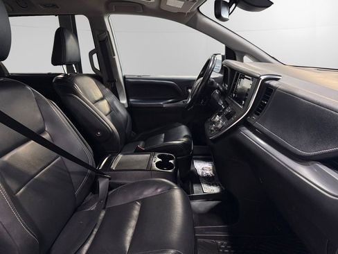 Used 2019 Toyota Sienna SE AWD/4WD image 14