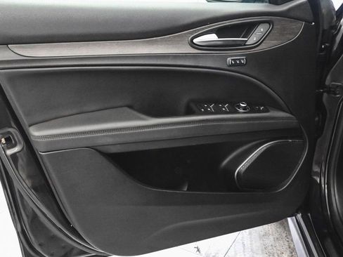 Used 2023 Alfa Romeo Stelvio Ti image 8