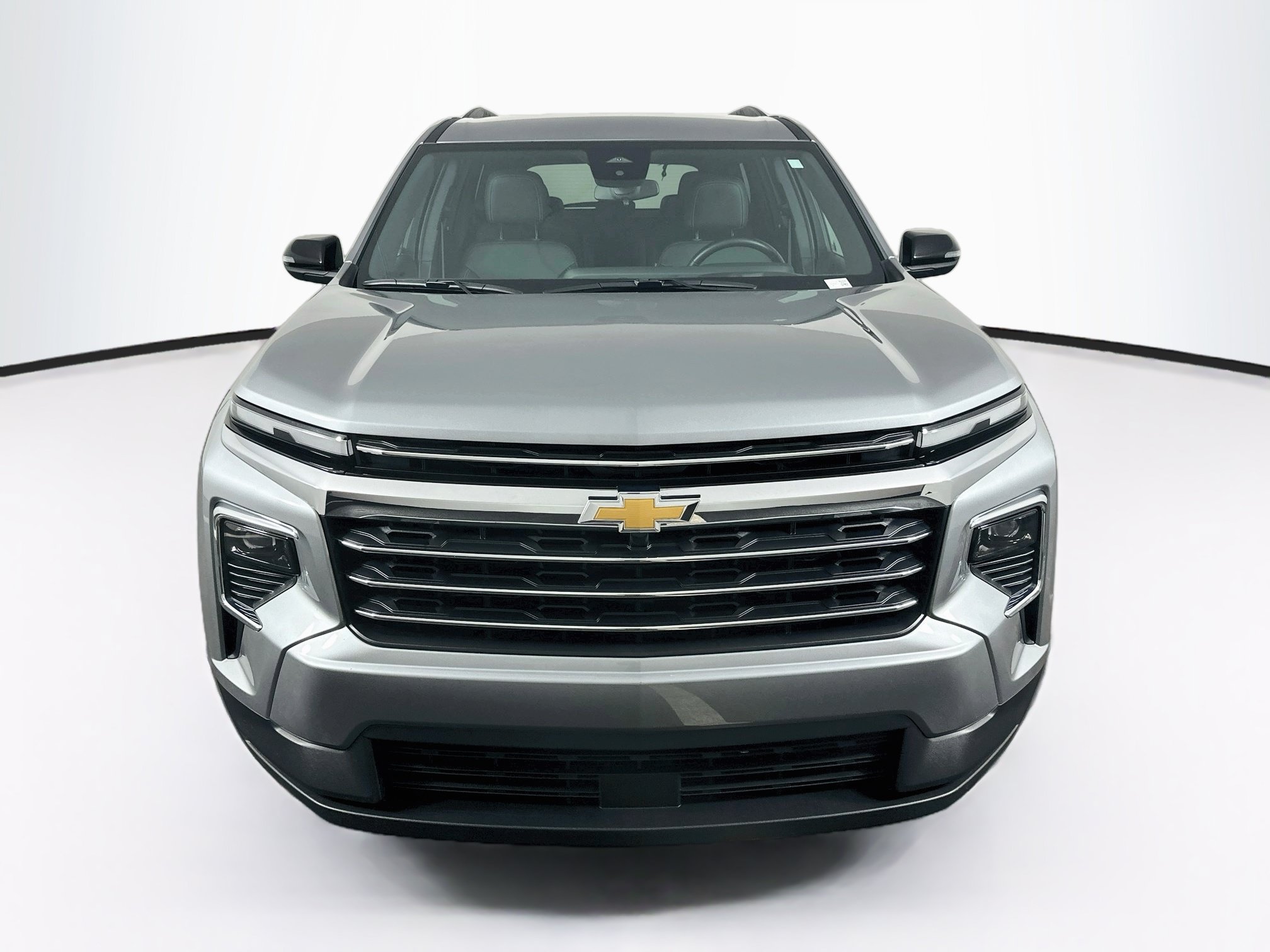 Used 2026 Chevrolet Traverse LT FWD image 2