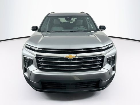 Used 2026 Chevrolet Traverse LT FWD image 2