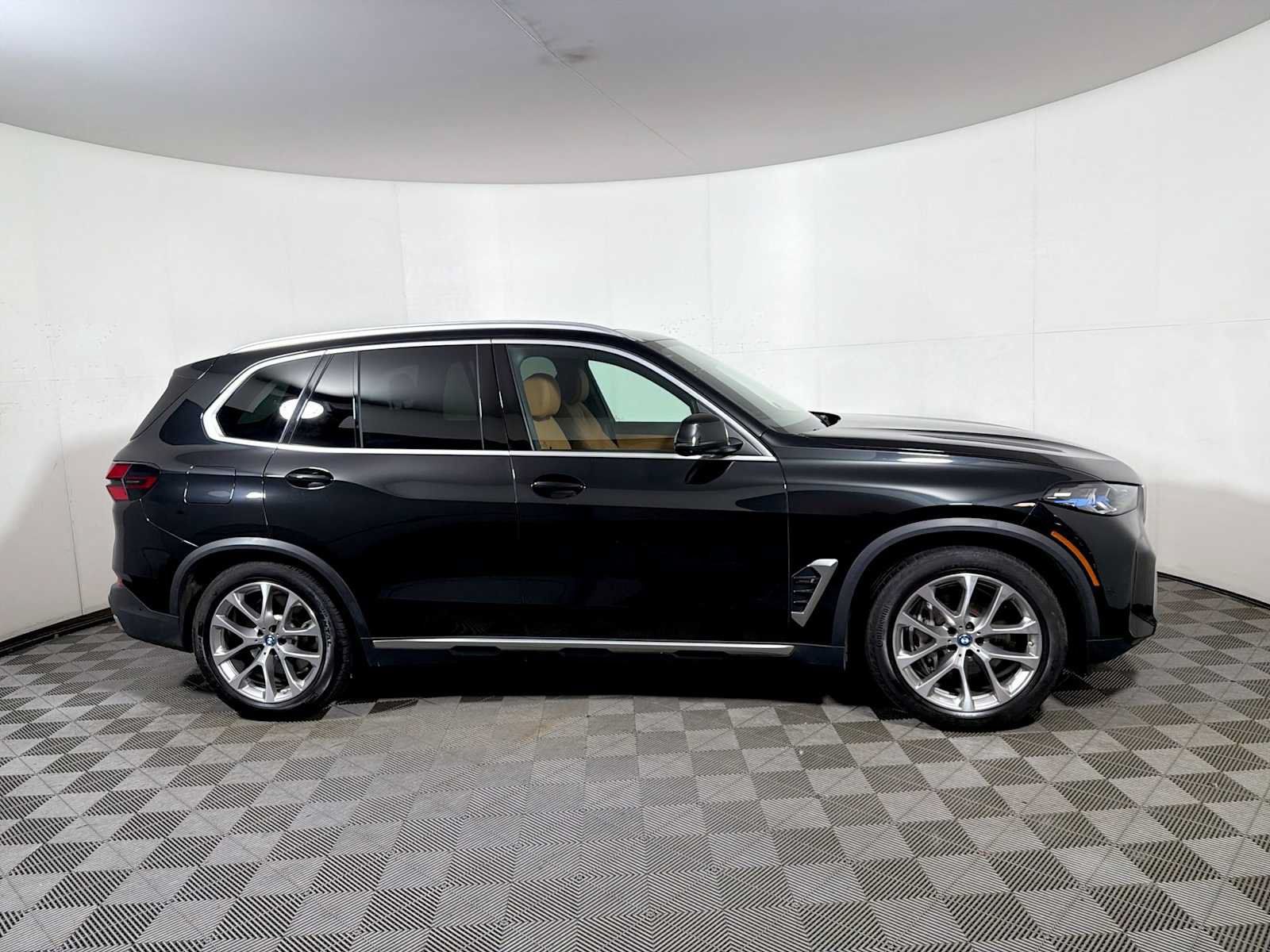 Used 2024 BMW X5 xDrive50e w/ Premium Package AWD/4WD image 7