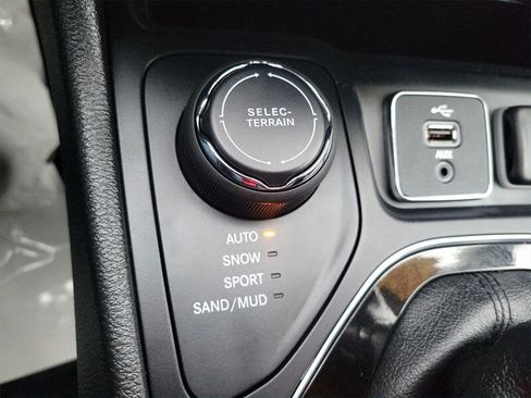 Used 2019 Jeep Cherokee Overland w/ Technology Group AWD/4WD image 28