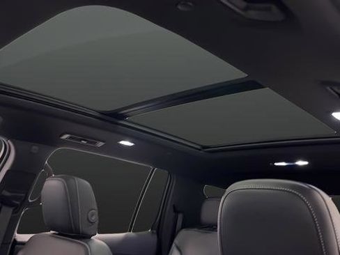 Used 2025 Chevrolet Traverse LT w/ Sun and Wheel Package image 12