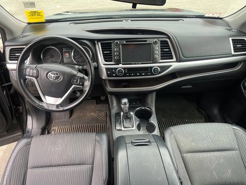 Used 2018 Toyota Highlander Plus AWD/4WD image 8