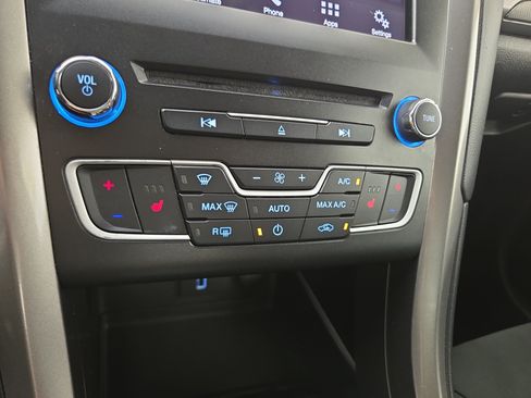 Used 2018 Ford Fusion SE w/ Fusion SE Technology Package FWD image 24