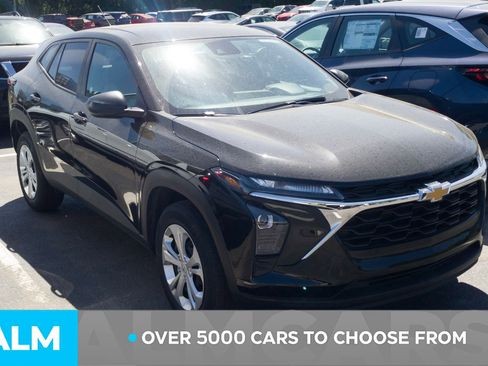 Used 2025 Chevrolet Trax LS FWD image 3