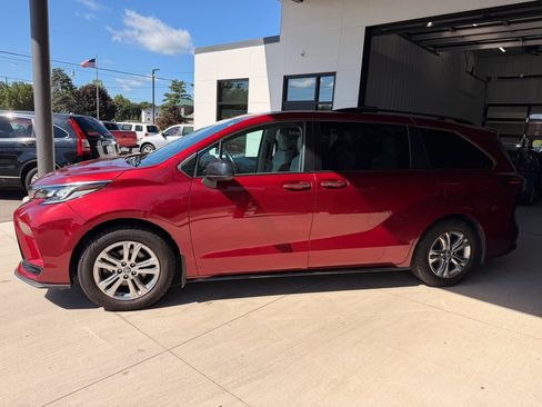Used 2022 Toyota Sienna XSE w/ XSE Plus Package AWD/4WD image 4