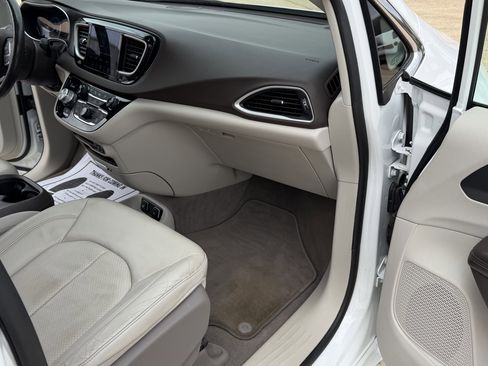 Used 2020 Chrysler Pacifica Touring-L w/ Advanced Safetytec Group image 26