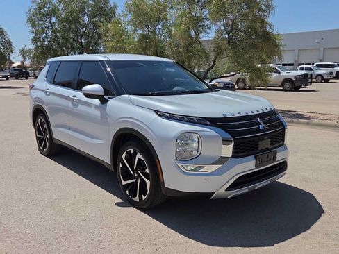 Used 2023 Mitsubishi Outlander SE FWD image 2