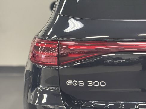 Used 2024 Mercedes-Benz EQB 300 4MATIC image 9