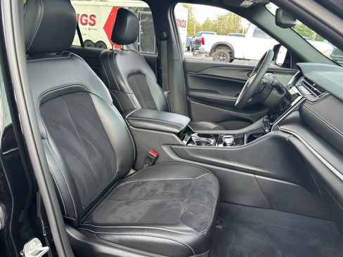 Used 2023 Jeep Grand Cherokee L Laredo AWD/4WD image 27