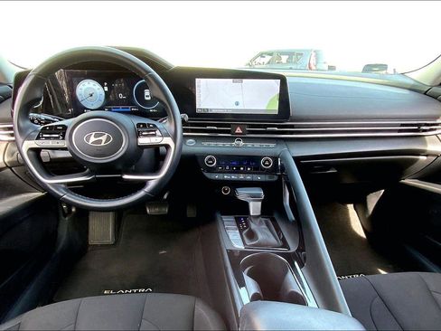 Used 2024 Hyundai Elantra SEL w/ Convenience Package image 12