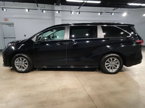 Used 2025 Toyota Sienna LE FWD image 4