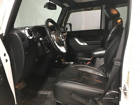 Used 2014 Jeep Wrangler Unlimited Sahara image 10