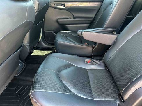 Used 2020 Toyota Highlander Limited image 19