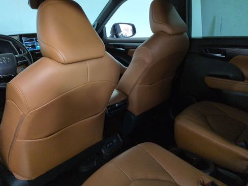 Used 2021 Toyota Highlander Platinum image 18