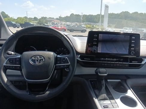 Used 2023 Toyota Sienna XSE FWD image 27