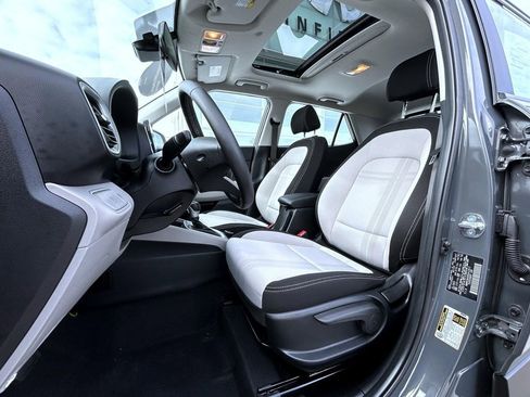 Used 2025 Hyundai Venue SEL image 10