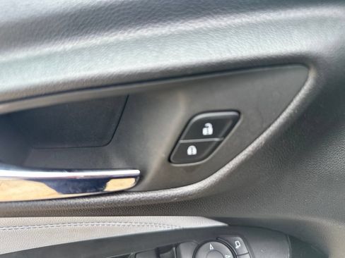 Used 2025 Chevrolet Trax LT FWD image 9