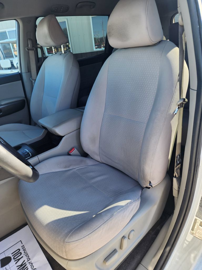 Used 2016 Kia Sedona LX w/ Option Group 020 FWD image 16