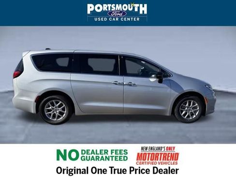 Used 2024 Chrysler Pacifica Touring-L image 6