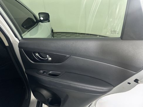 Used 2017 Nissan Rogue SV w/ SV Premium Package image 28