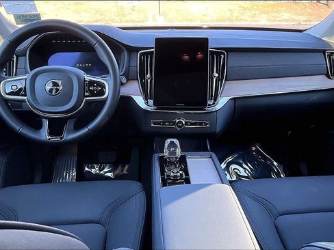 Used 2025 Volvo XC90 B5 Core w/ Protection Package Premier image 18