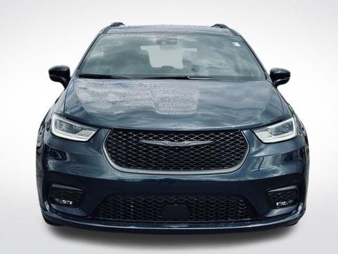 Used 2025 Chrysler Pacifica Limited FWD image 2