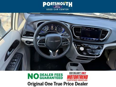 Used 2024 Chrysler Pacifica Touring-L image 7