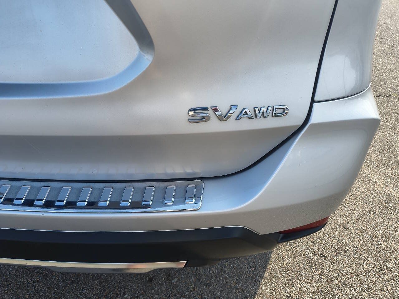 Used 2017 Nissan Rogue SV AWD/4WD image 7