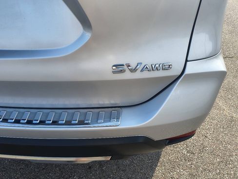 Used 2017 Nissan Rogue SV AWD/4WD image 7