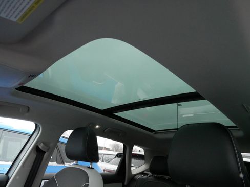 Used 2025 Volkswagen Taos SE image 31