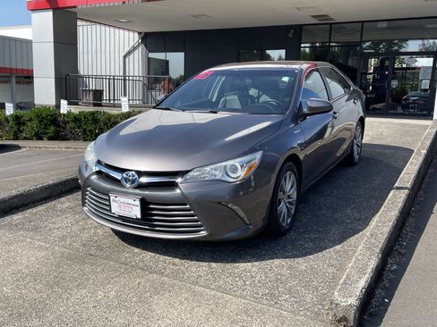 Certified 2016 Toyota Camry XLE w/ Moonroof Package FWD image 4