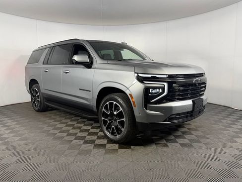 Used 2026 Chevrolet Suburban RST AWD/4WD image 3