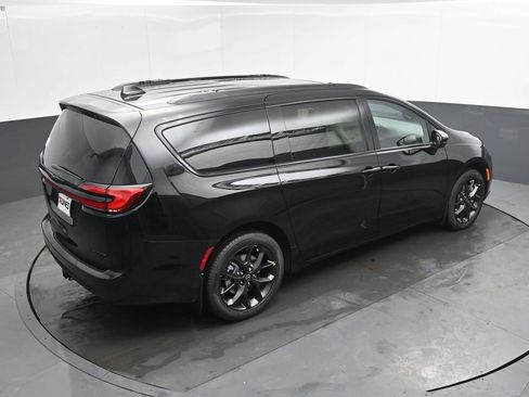 New 2026 Chrysler Pacifica Limited w/ S Appearance Package AWD/4WD image 31