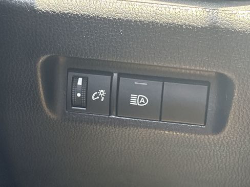 Used 2021 Toyota RAV4 LE AWD/4WD image 17
