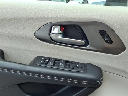 Used 2023 Chrysler Pacifica Touring-L FWD image 12