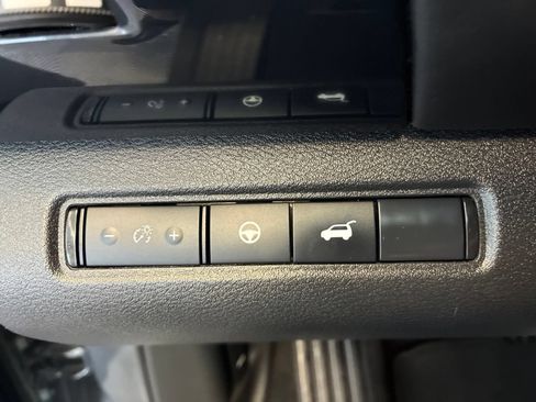 Used 2025 Nissan Pathfinder SV FWD image 18