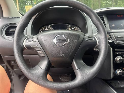 Used 2020 Nissan Pathfinder S FWD image 10