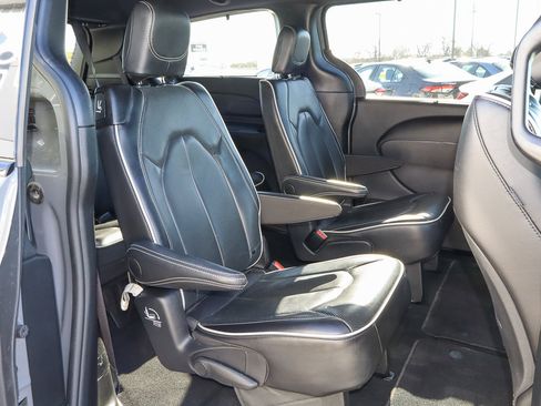 Used 2025 Chrysler Pacifica Limited image 28