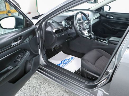 Used 2025 Nissan Altima 2.5 SV FWD image 3