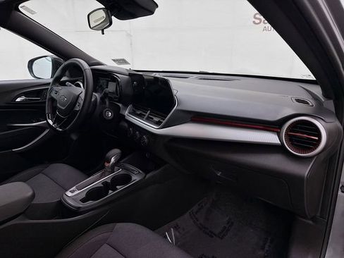 Used 2025 Chevrolet Trax RS w/ Driver Confidence Package image 28