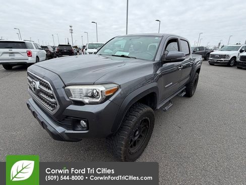 Used 2016 Toyota Tacoma TRD Off-Road image 7