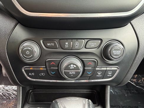 Used 2023 Jeep Cherokee Altitude Lux AWD/4WD image 32